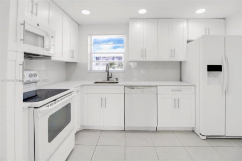 Copropriété à vendre à Hallandale Beach, Floride: 2 chambres, 111.48 m2 № 1956957 - photo 6
