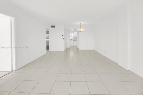 Copropriété à vendre à Hallandale Beach, Floride: 2 chambres, 111.48 m2 № 1956957 - photo 5