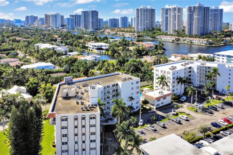Copropriété à vendre à Hallandale Beach, Floride: 2 chambres, 111.48 m2 № 1956957 - photo 2