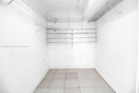 Copropriété à vendre à Hallandale Beach, Floride: 2 chambres, 111.48 m2 № 1956957 - photo 13