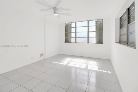 Copropriété à vendre à Hallandale Beach, Floride: 2 chambres, 111.48 m2 № 1956957 - photo 11