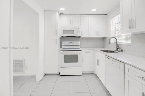 Copropriété à vendre à Hallandale Beach, Floride: 2 chambres, 111.48 m2 № 1956957 - photo 7