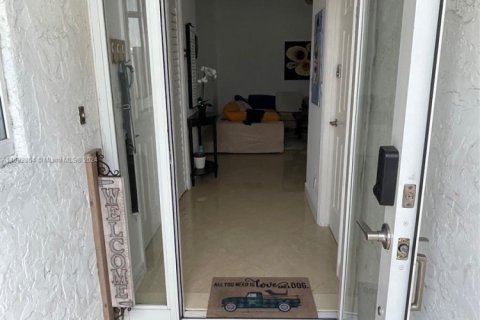 House in Fort Lauderdale, Florida 3 bedrooms, 105.91 sq.m. № 2250634