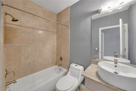 Townhouse in Miami, Florida 3 bedrooms, 209.49 sq.m. № 2011582 - photo 14