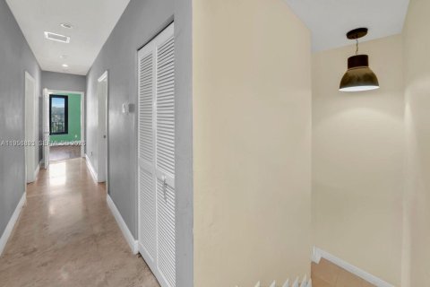 Townhouse in Miami, Florida 3 bedrooms, 209.49 sq.m. № 2011582 - photo 11