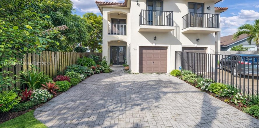 Townhouse in Miami, Florida 3 bedrooms, 209.49 sq.m. № 2011582