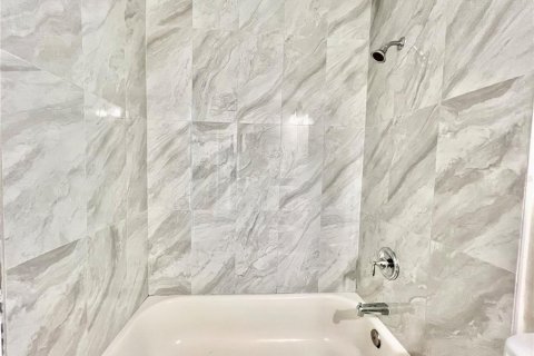 Dúplex en venta en Orlando, Florida, 4 dormitorios, 163.88 m2 № 2342541 - foto 5