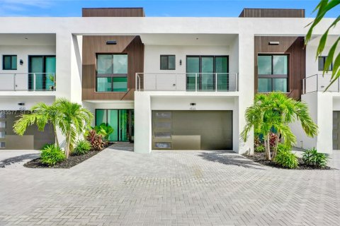 Townhouse in Dania Beach, Florida 3 bedrooms, 189.52 sq.m. № 2370294