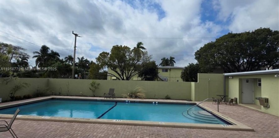 Кондоминиум с 1 спальней в Холливуд, Флорида № 1970496