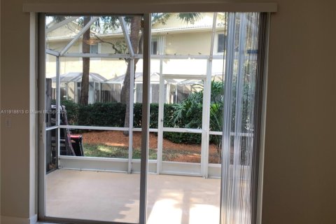 Townhouse in Weston, Florida 4 bedrooms, 171.96 sq.m. № 1977098 - photo 11