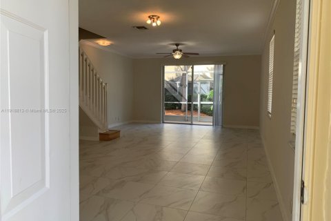 Townhouse in Weston, Florida 4 bedrooms, 171.96 sq.m. № 1977098 - photo 3