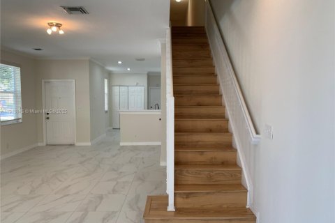 Townhouse in Weston, Florida 4 bedrooms, 171.96 sq.m. № 1977098 - photo 12