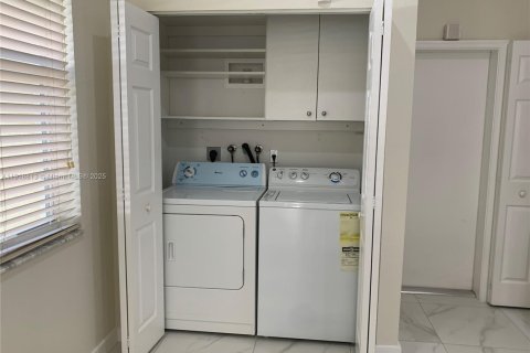 Townhouse in Weston, Florida 4 bedrooms, 171.96 sq.m. № 1977098 - photo 19