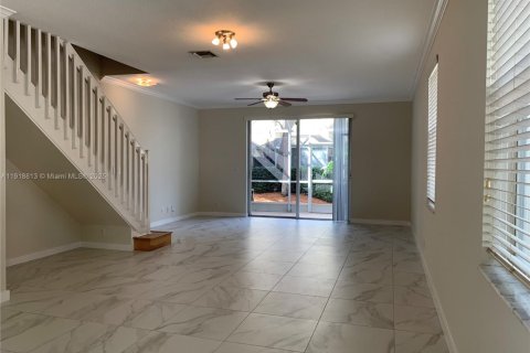 Townhouse in Weston, Florida 4 bedrooms, 171.96 sq.m. № 1977098 - photo 4