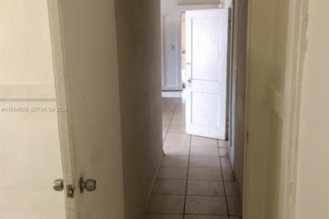 Commercial property in Miami, Florida 125.14 sq.m. № 2154829 - photo 8