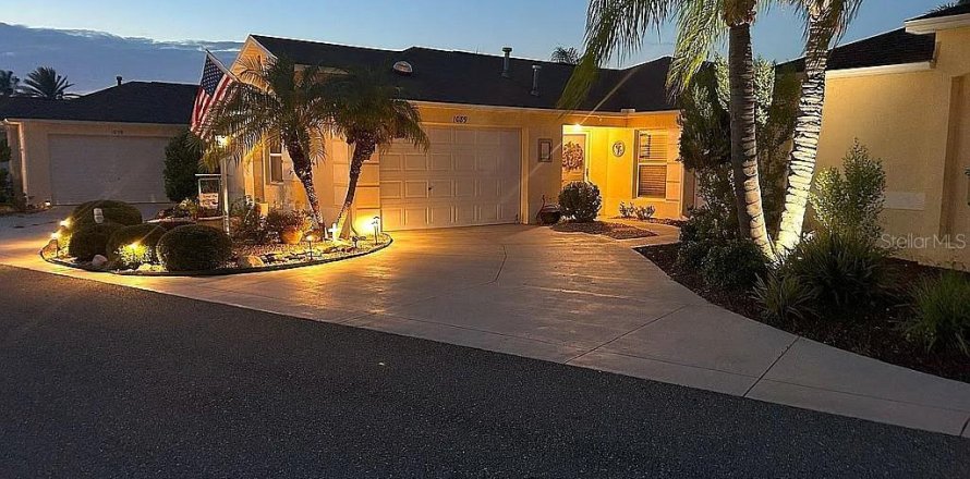 House in The Villages, Florida 2 bedrooms, 154.22 sq.m. № 1843595