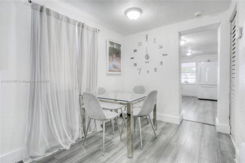 House in Miami Gardens, Florida 3 bedrooms, 69.49 sq.m. № 1834343 - photo 3