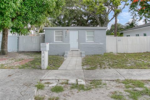House in Miami Gardens, Florida 3 bedrooms, 69.49 sq.m. № 1834343 - photo 1