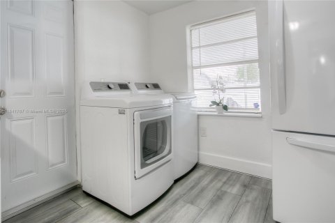 House in Miami Gardens, Florida 3 bedrooms, 69.49 sq.m. № 1834343 - photo 9