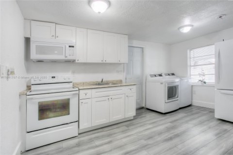 House in Miami Gardens, Florida 3 bedrooms, 69.49 sq.m. № 1834343 - photo 6