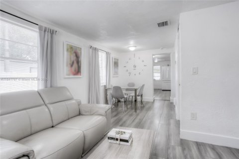 House in Miami Gardens, Florida 3 bedrooms, 69.49 sq.m. № 1834343 - photo 2