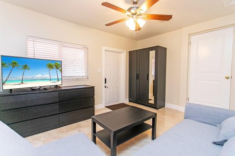 Villa ou maison à louer à Hollywood, Floride: 6 chambres, 232.26 m2 № 1979667 - photo 16