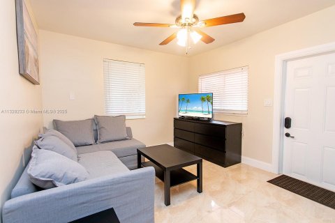 Villa ou maison à louer à Hollywood, Floride: 6 chambres, 232.26 m2 № 1979667 - photo 15