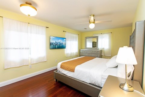 Villa ou maison à louer à Hollywood, Floride: 6 chambres, 232.26 m2 № 1979667 - photo 17