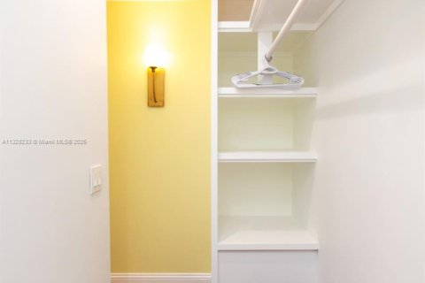 Villa ou maison à louer à Hollywood, Floride: 6 chambres, 232.26 m2 № 1979667 - photo 19