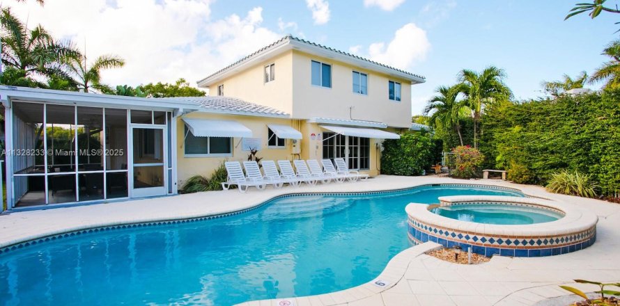 Villa ou maison à Hollywood, Floride 6 chambres, 232.26 m2 № 1979667