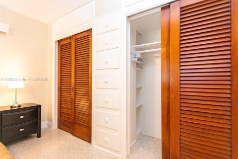 Villa ou maison à louer à Hollywood, Floride: 6 chambres, 232.26 m2 № 1979667 - photo 14