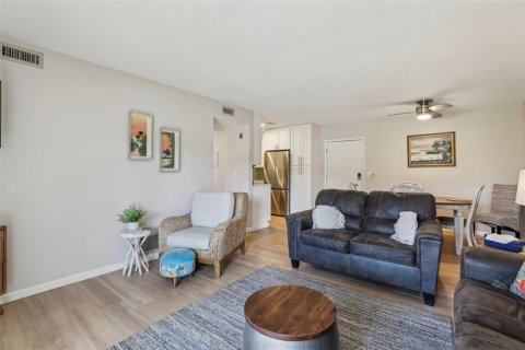 Condo in New Smyrna Beach, Florida, 2 bedrooms  № 1585549 - photo 6