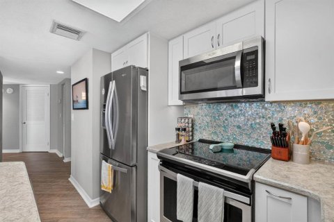 Condo in Daytona Beach Shores, Florida, 2 bedrooms № 2395791 - photo 10