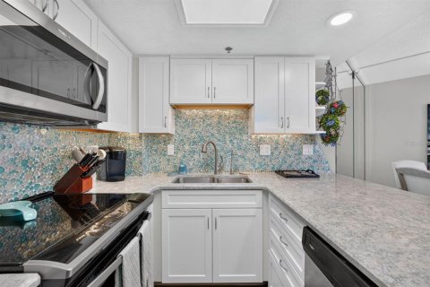 Condo in Daytona Beach Shores, Florida, 2 bedrooms № 2395791 - photo 9
