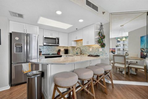 Condo in Daytona Beach Shores, Florida, 2 bedrooms № 2395791 - photo 6