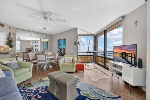 Condo in Daytona Beach Shores, Florida, 2 bedrooms № 2395791 - photo 16
