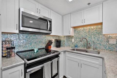 Condo in Daytona Beach Shores, Florida, 2 bedrooms № 2395791 - photo 7