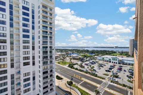 Condo in Daytona Beach Shores, Florida, 2 bedrooms № 2395791 - photo 23