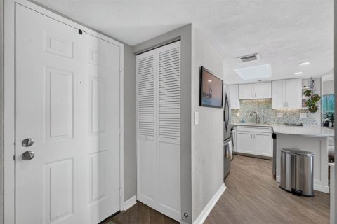 Condo in Daytona Beach Shores, Florida, 2 bedrooms № 2395791 - photo 5