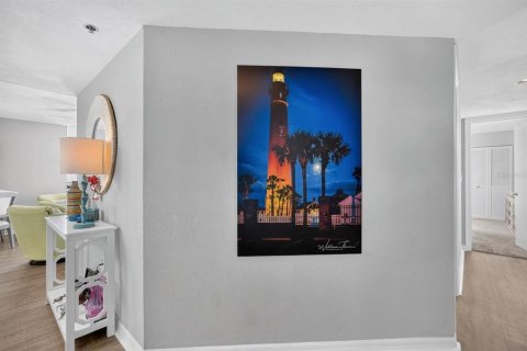 Condo in Daytona Beach Shores, Florida, 2 bedrooms № 2395791 - photo 4
