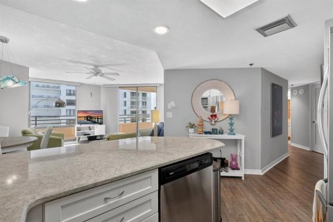 Condo in Daytona Beach Shores, Florida, 2 bedrooms № 2395791 - photo 8