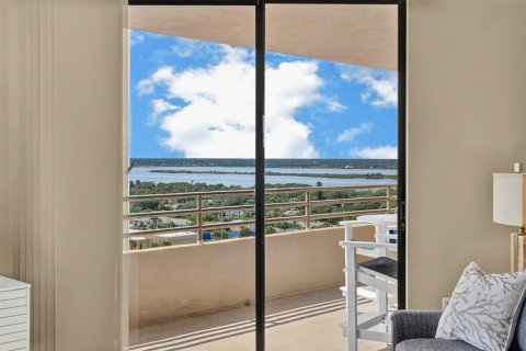Condo in Daytona Beach Shores, Florida, 2 bedrooms № 2395791 - photo 17
