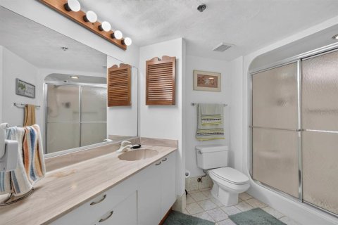Condo in Daytona Beach Shores, Florida, 2 bedrooms № 2395791 - photo 24