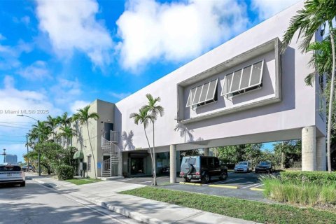 Propiedad comercial en venta en Miami, Florida № 1959157 - foto 12