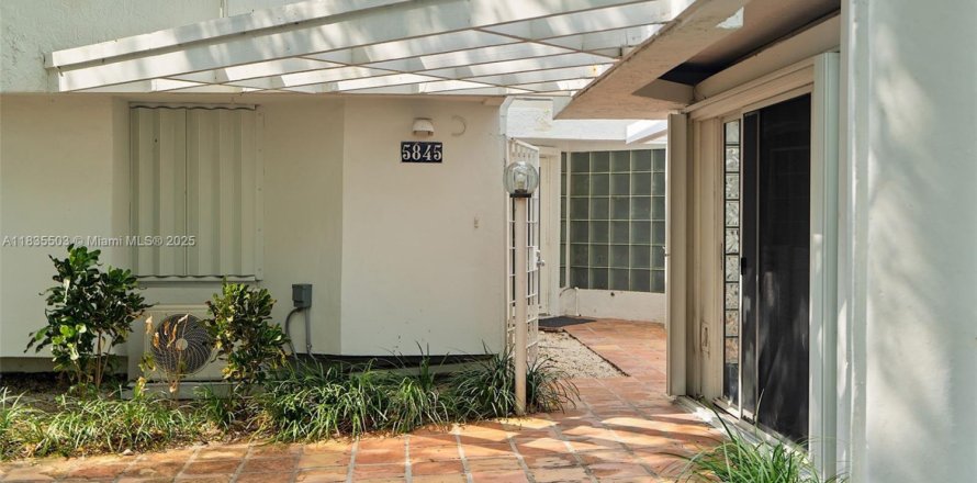 Touwnhouse à South Miami, Floride 3 chambres, 167.22 m2 № 1818502