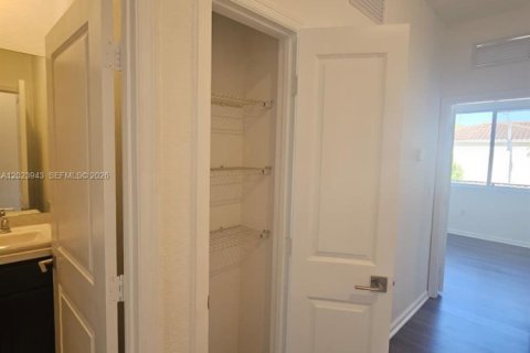 Touwnhouse à louer à Miami Gardens, Floride: 3 chambres, 133.97 m2 № 2077791 - photo 13