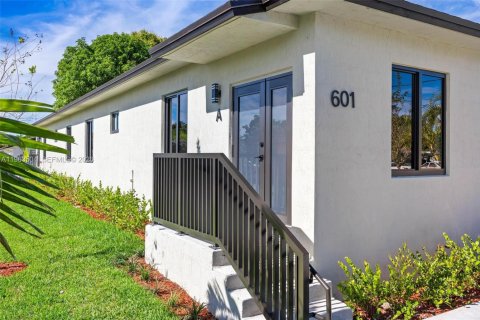 Купить коммерческую недвижимость в Халландейл-Бич, Флорида 241.55м2, № 2027500 - фото 2