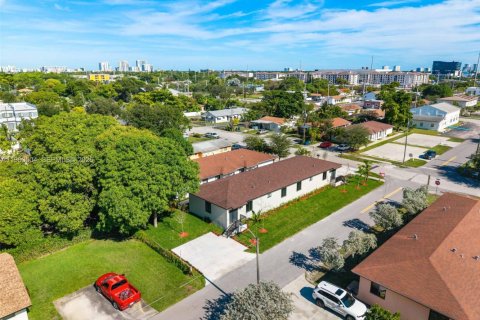 Купить коммерческую недвижимость в Халландейл-Бич, Флорида 241.55м2, № 2027500 - фото 18