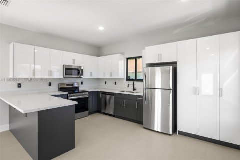 Купить коммерческую недвижимость в Халландейл-Бич, Флорида 241.55м2, № 2027500 - фото 7