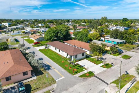 Купить коммерческую недвижимость в Халландейл-Бич, Флорида 241.55м2, № 2027500 - фото 19